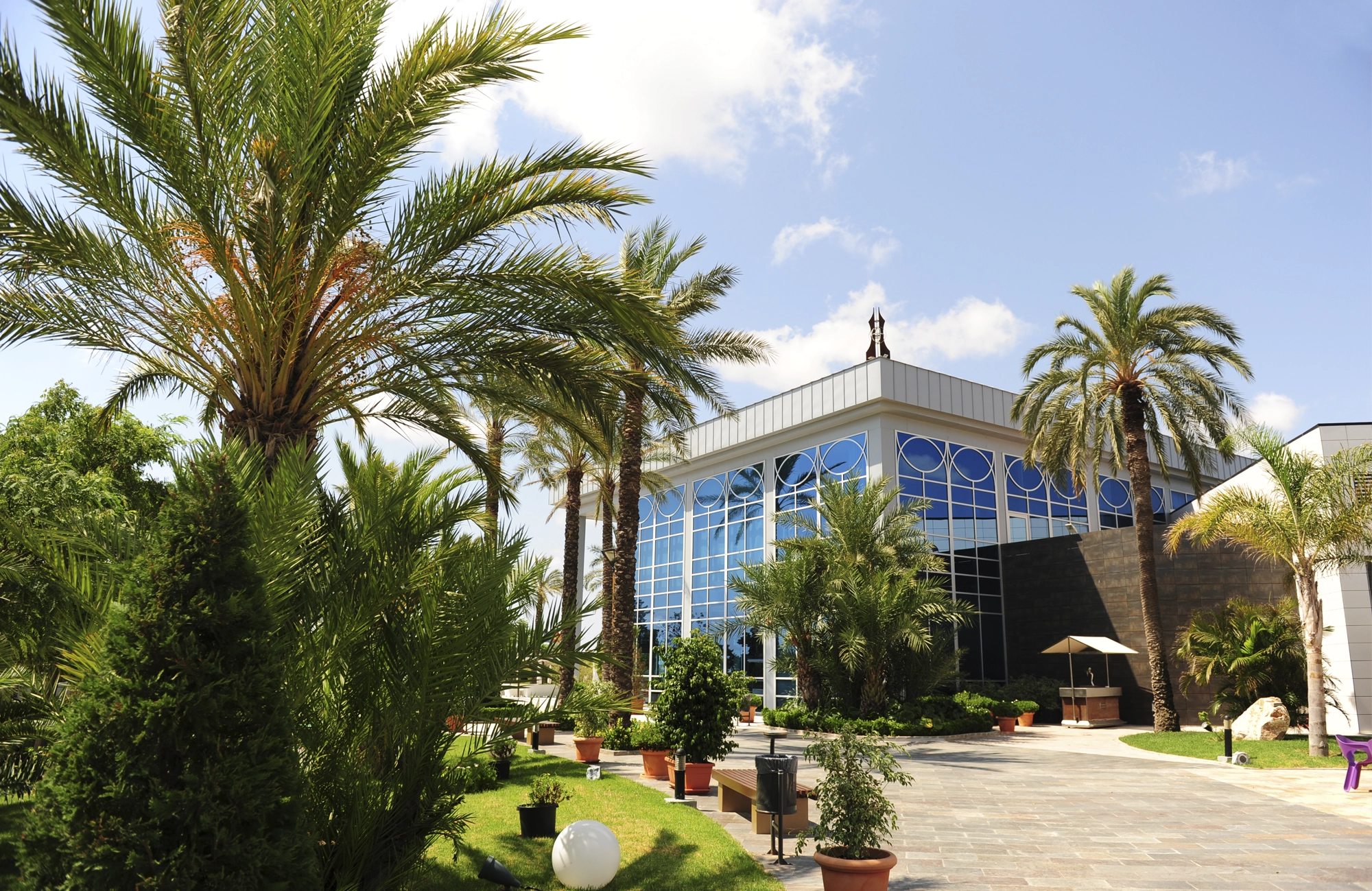 Salón de Aquario Celebraciones preparado para una comida de empresa en Murcia