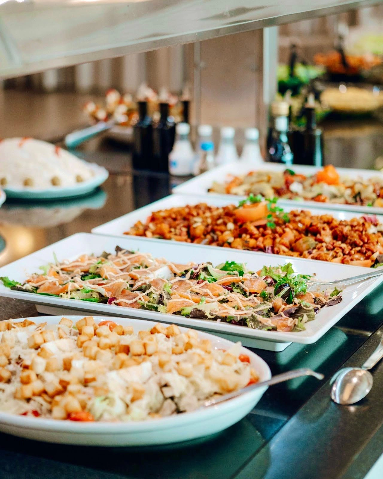 Mesa de buffet en la cocina de Aquario Celebraciones